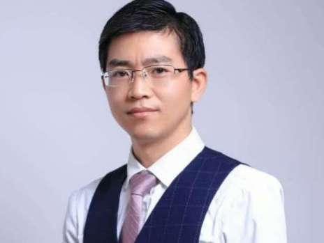 東方整形醫(yī)院何杰醫(yī)生怎么樣？是一位博士，在整形界內(nèi)有較高的聲譽(yù)