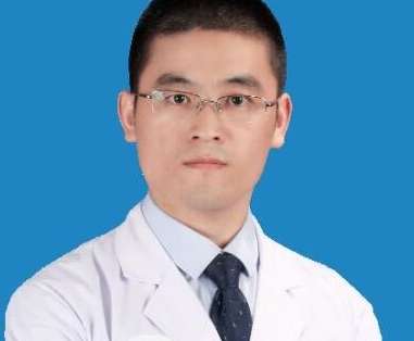 鄭州醫(yī)美隆胸醫(yī)生排名！劉清亮醫(yī)生在河南省人民醫(yī)院整形美容科，致力于胸部整形的技術(shù)研究