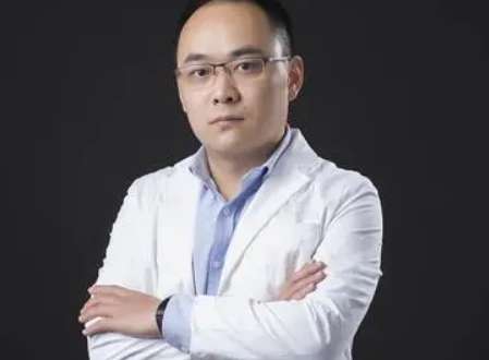 整容醫(yī)生黃雄飛怎么樣？于07年獲得了博士學位之后就不斷的進行發(fā)展