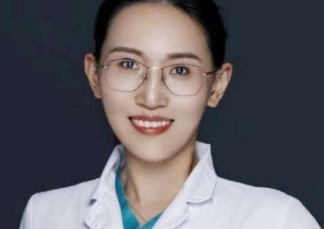 蔣萱面診雙眼皮醫(yī)生怎么樣？是國(guó)內(nèi)整形專家，并且還擔(dān)任著多個(gè)社會(huì)職位