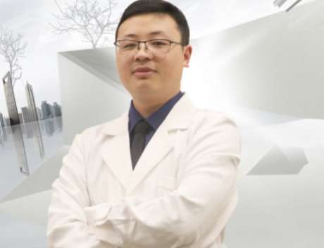 鄒功偉做雙眼皮怎么樣？擔任著上海玫瑰美容醫(yī)院的主任醫(yī)生，有多年的臨床經(jīng)驗