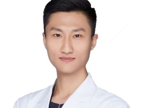 馮楠口腔醫(yī)生的信息！在口腔領(lǐng)域中掌握著扎實(shí)的理論基礎(chǔ)，畢業(yè)于佳木斯大學(xué)口腔醫(yī)學(xué)院