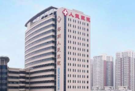 鄭州種牙哪家醫(yī)院好？鄭州人民醫(yī)院口腔科有醫(yī)護(hù)人員30多人，高級職稱人數(shù)16人